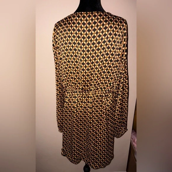 MINKPINK Black and Gold Geometric Mini Dress with cinched waistline NWT - Picture 7 of 7